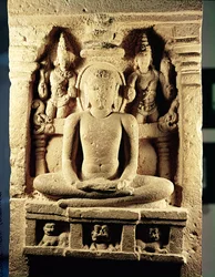 Reliefi, joka kuvaa Tirthankara Mahaviraa (599-527 eKr.) meditaatiossa, Danavulapadusta